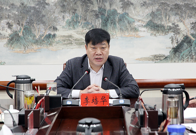 县委副书记李备战主持会议,副县长任红星出席会议.