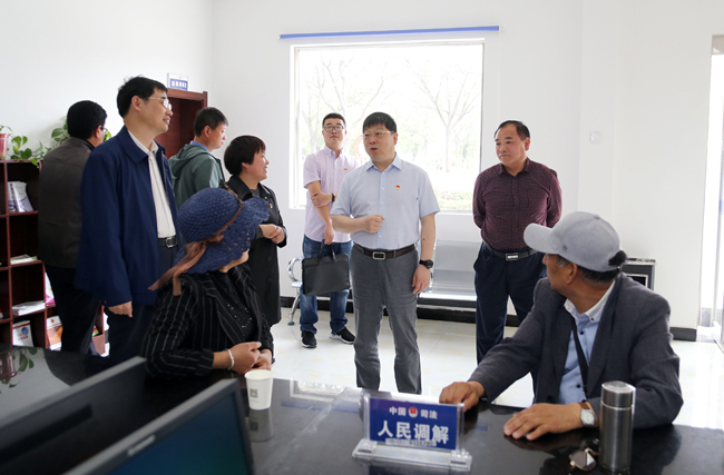 毛文明到县司法局调研时要求：营造良好法治环境 提供优质司法服务