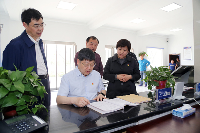 毛文明到县司法局调研时要求：营造良好法治环境 提供优质司法服务