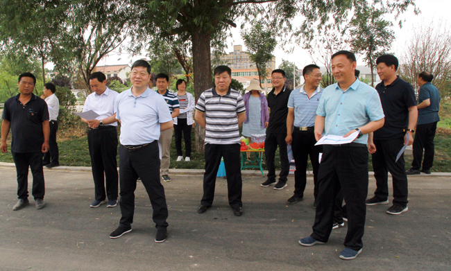 毛文明一行就温泉街道西南王村党建综合体进行实地督导