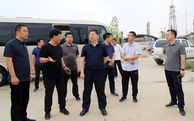 7月4日,温县县委书记毛文明带队对全县环保攻坚工作进行实地督导检查