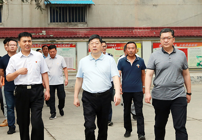 县委书记毛文明调研县财政局