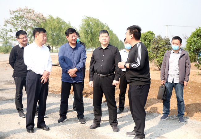 毛文明一行在赵堡村东游园实地调研