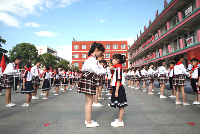 新入队的少先队员宣誓 入队仪式结束后,毛文明为城内小学的卜里书屋