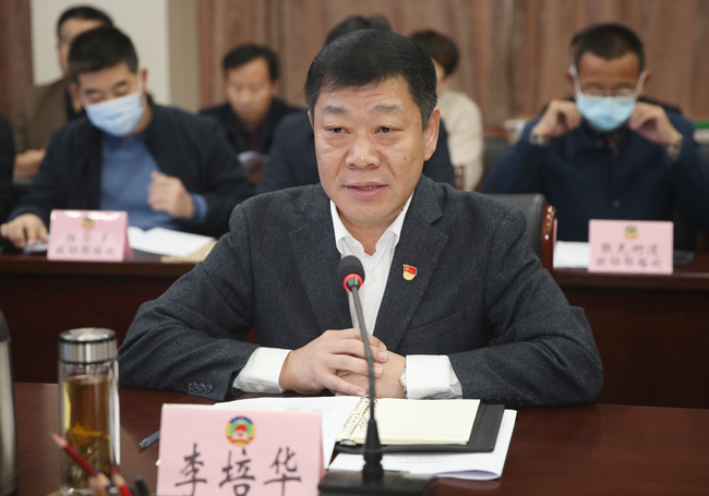 会上,县委副书记,县长李培华代表县人民政府作了《温县城市化路演》