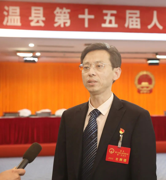【聚焦两会】新当选的温县人民政府县长卢继成在接受专访时说