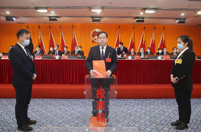 杨磊主持会议大会主席团成员杨磊,卢继成,李备战,李怀琛,胡义胜,郑爱