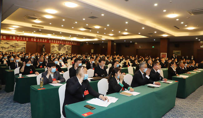 杨磊主持会议大会主席团成员杨磊,卢继成,李备战,李怀琛,胡义胜,郑爱