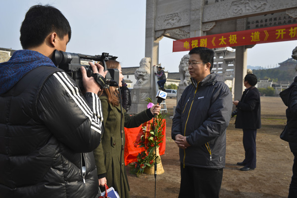 县长李英杰接受媒体采访